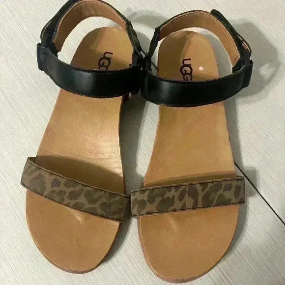 UGG Girls' Rynell Leopard Print Sandals - Picture 4 of 10